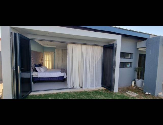 3 BEDROOM FREEHOLD FOR SALE IN WOODHILL ESTATE